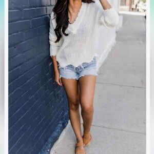 Women’s Off-White Frayed V-Neck Cream Sweater Size Large Distressed Knit Beachy
